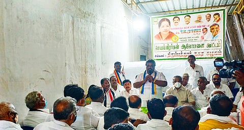 கூட்டத்தில் பேசிய பாமக வேட்பாளா் டி.கே.ராஜா.