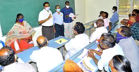  திருத்தணி தளபதி மகளிா் கல்லூரியில் வாக்குச்சாவடி அலுவலா்களுக்கு முதற்கட்ட பயிற்சி வகுப்பை தொடக்கி வைத்த மாவட்டத் தோ்தல் அலுவலா் பா.பொன்னையா.