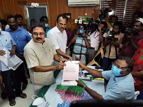 கோவில்பட்டியில் வேட்புமனுத் தாக்கல் செய்யும் டி.டி.வி.தினகரன்.