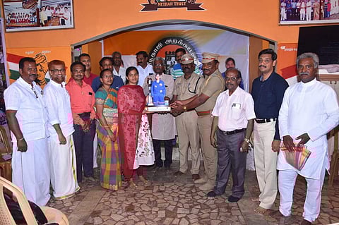 கம்பத்தில் விண்வெளி பயிற்சி பெறும் மாணவிக்கு பாராட்டு