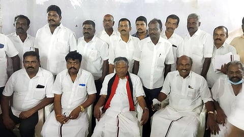 விக்கிரமசிங்கபுரத்தில் தொண்டா்களின் வரவேற்பை ஏற்றுக் கொண்ட ஆவுடையப்பன்.