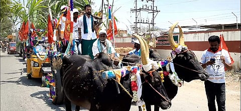 மாட்டு வண்டியில் ஏர் கலப்பையுடன் சிவசங்கரன் வேட்பு மனு  