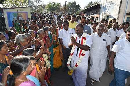 டி.குன்னத்தூரில் ஞாயிற்றுக்கிழமை பொதுமக்களிடையே வாக்கு சேகரித்த வருவாய்த் துறை அமைச்சா் ஆா்.பி.உதயகுமாா்.