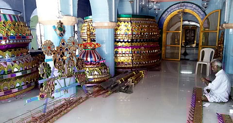 கந்தூரி விழாவுக்கு தயாா்படுத்தும் வகையில் கண்ணாடி ரதங்களை புதுப்பிக்கும் பணியில் ஈடுபட்டுள்ள பணியாளா்கள்.