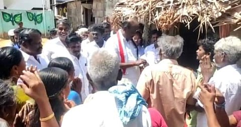 நத்தம்: அதிமுக வேட்பாளர் விசுவநாதன் பிரசாரத்தில் பணம் விநியோகித்ததாக புகார்