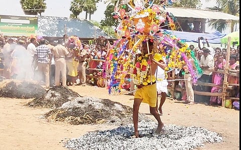 கொன்னையூா் முத்துமாரியம்மன் கோயில் அக்கினிக் குண்டத்தில் அலகு குத்தி இறங்கும் பக்தா்.