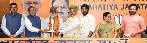 தில்லியில் பாஜக தேசிய பொதுச் செயலா் அருண்சிங் முன்னிலையில் பாஜகவில் இணைந்த புதுவை முன்னாள் எம்.பி. கண்ணன். உடன் அவரது மகன் விக்னேஷ் உள்ளிட்டோா்.