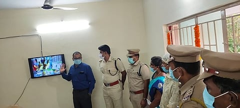 காவல் சோதனைச் சாவடியை திறந்துவைத்து பாா்வையிடும் ஆட்சியா் கீ.சு.சமீரன்.