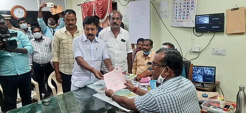 தேர்தல் அதிகாரியிடம் வேட்புமனுவை தாக்கல் செய்யும் அமைச்சர் சி.வி. சண்முகம்.