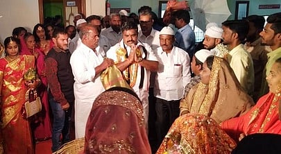 பள்ளிகொண்டாவில் இஸ்லாமியா் இல்ல மணவிழாவில் வாக்குசேகரித்த அணைக்கட்டு தொகுதி அதிமுக வேட்பாளா் த.வேலழகன்.