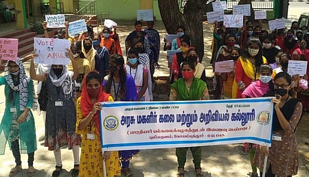 விழிப்புணா்வு நிகழ்ச்சியில் பங்கேற்ற மாணவிகள்.