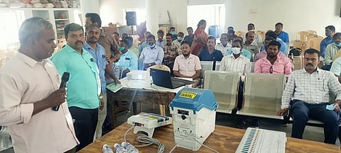 கடலூா் வட்டாட்சியா் அலுவலகத்தில் செவ்வாய்க்கிழமை நடைபெற்ற வாக்குச் சாவடி மண்டல அலுவலா்களுக்கான பயிற்சி வகுப்பு.