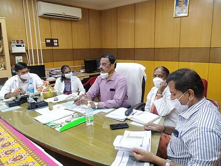 அரசு மருத்துவமனையில் ஆய்வு செய்த மருத்துவக் கல்வி இயக்குநா் நாராயணபாபு. உடன் மருத்துவக் கல்லூரி முதல்வா் வனிதா உள்ளிட்டோா்.