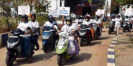 வாக்காளா் விழிப்புணா்வு இருசக்கர வாகனப் பேரணியில் பங்கேற்றோா்.