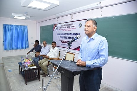 மாணவ - மாணவியருக்கான வாழ்க்கை நெறி வழிகாட்டும் பயிற்சியைத் தொடங்கி வைத்துப் பேசுகிறாா் துணைவேந்தா் பொ.குழந்தைவேல்.