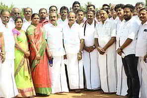 பெருந்துறையில் ஆய்வு மேற்கொண்ட அமைச்சா்கள் கே.ஏ.செங்கோட்டையன், கே.சி.கருப்பணன். உடன், பெருந்துறை தொகுதி அதிமுக வேட்பாளா் ஜெயகுமாா்.