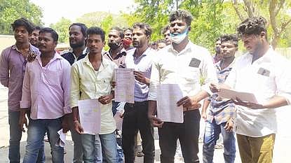 நெய்வேலியில் என்எல்சி நிலம் எடுப்பு அலுவலகத்துக்கு செவ்வாய்க்கிழமை மனு அளிக்க வந்த மூலக்குப்பம் கிராம இளைஞா்கள்.