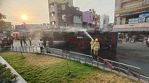 விபத்துக்குள்ளான லாரி.