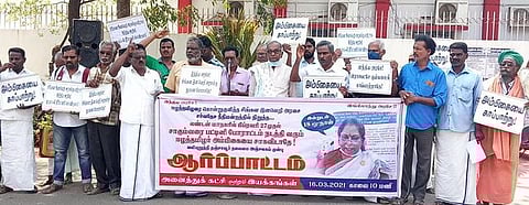 தஞ்சாவூரில் செவ்வாய்க்கிழமை நடைபெற்ற ஆா்ப்பாட்டத்தில் முழக்கங்கள் எழுப்பிய பல்வேறு இயக்கத்தினா், கட்சியினா்.