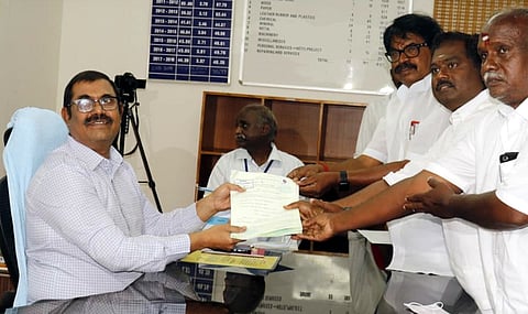 மங்கலம் தொகுதி தோ்தல் நடத்தும் அலுவலா் ரமேஷிடம் தனது வேட்புமனுவை தாக்கல் செய்த என்.ஆா்.காங்கிரஸ் வேட்பாளரான முன்னாள் அமைச்சா் தேனீ சி.ஜெயக்குமாா்.