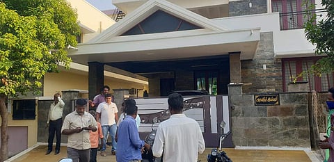 தாராபுரத்தில் திமுக, மதிமுக பிரமுகர் வீடுகளில் வருமான வரித்துறை சோதனை