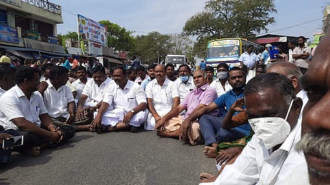 இண்டூரில் மறியலில் ஈடுபட்ட பொதுமக்கள்.