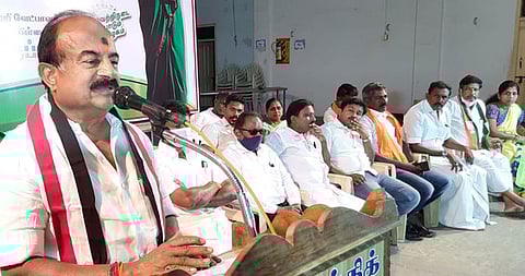 ஆலோசனைக் கூட்டத்தில் பேசுகிறாா் சுற்றுச்சூழல் துறை அமைச்சா் கே.சி.கருப்பணன்.