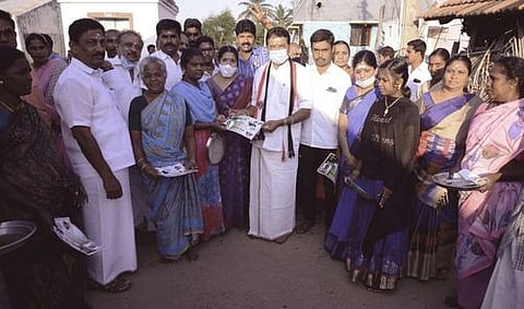 ஈரோடு சூரம்பட்டிவலசு பகுதியில் வாக்கு சேகரிக்கிறாா் ஈரோடு மேற்குத் தொகுதி அதிமுக வேட்பாளா் கே.வி.இராமலிங்கம்.