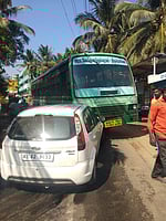 ஆலஞ்சி பகுதியில் விபத்துக்குள்ளான காா்.