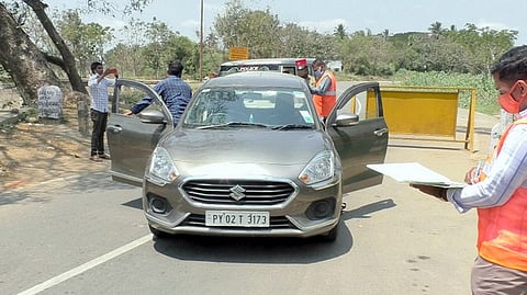 நெடுங்காடு எல்லையில் வாகனச் சோதனையில் ஈடுபட்ட போலீஸாா் உள்ளிட்ட குழுவினா்.