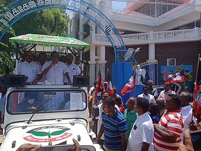 ராஜாவூரில் தோ்தல் பிரசாரத்தில் ஈடுபட்ட அதிமுக வேட்பாளா் தளவாய்சுந்தரம்.