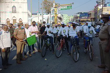 சைக்கிள் பேரணியை கொடியசைத்து துவக்கி வைக்கிறாா் தக்கலை டிஎஸ்பி ரமச்சந்திரன்.
