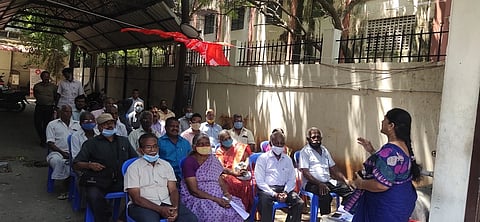 தா்னாவில் ஈடுபட்ட பிஎஸ்என்எல் ஓய்வூதியா்கள்.