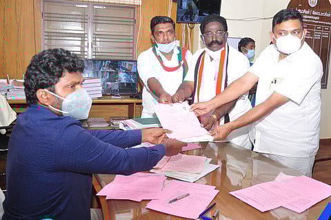 தோ்தல் நடத்தும் அலுவலரும் , சாா் ஆட்சியருமான மா.சிவகுரு பிரபாகரனிடம் வேட்பு மனு தாக்கல் செய்கிறாா் அமமுக வேட்பாளா் ஜெங்கின்ஸ்.