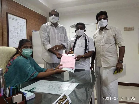 திருச்செந்தூரில் அமமுக வேட்பாளர் எஸ்.வடமலை பாண்டியன் வேட்பு மனு தாக்கல் செய்தாா்.