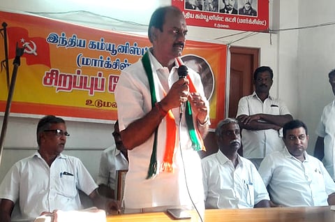 கூட்டத்தில்  பேசுகிறாா்  உடுமலை சட்டப் பேரவைத் தொகுதி காங்கிரஸ் கட்சி வேட்பாளா் எஸ்.தென்னரசு.