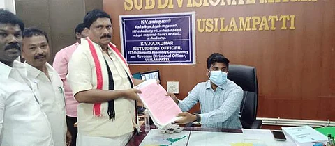 உசிலம்பட்டியில் வேட்பு மனு தாக்கல் செய்த அமமுக வேட்பாளர் ஐ. மகேந்திரன்.