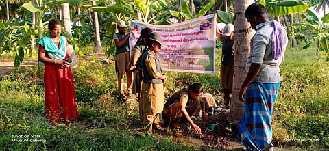 உசிலம்பட்டி அருகே தங்கல் திட்டத்தின் கீழ் விவசாயிகளுக்கு பூச்சி விரட்டி மருந்து செயல் விளக்கம் அளித்த மதுரை மேலாண்மைக் கல்லூரி மாணவிகள்
