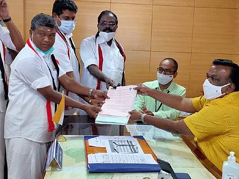 கூடலூர் சட்டப்பேரவைத் தொகுதி தேர்தல் நடத்தும் அலுவலர் ராஜ்குமாரிடம் வேட்பு மனு தாக்கல் செய்யும் அதிமுக வேட்பாளர் பொன்.ஜெயசீலன்.