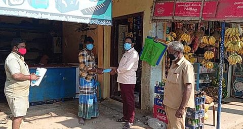 பேளூரில் முகக்கவசம் அணிவதின் முக்கியத்துவம் குறித்து, விழிப்புணர்வு ஏற்படுத்திய பேரூராட்சி பணியாளர்கள்.