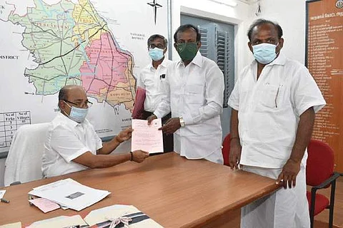 ஈரோடு மேற்கு சட்டப்பேரவைத் தொகுதி திமுக வேட்பாளா் சு. முத்துசாமி வியாழக்கிழமை வேட்புமனு தாக்கல் செய்தாா்.