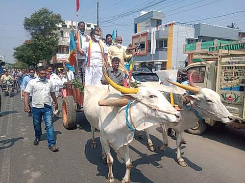 புதுச்சேரியில் வேட்பு மனுத் தாக்கல் செய்ய மாட்டுவண்டியில் செல்லும் பாமக வேட்பாளர்கள்.