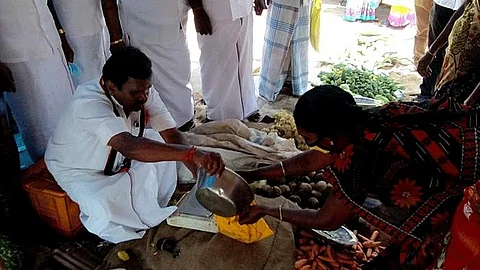 மானாமதுரை தொகுதி அதிமுக வேட்பாளர் எஸ்.நாகராஜன் எம்.எல்.ஏ திருப்புவனத்தில் காய்கறி கடையில் உட்கார்ந்து வியாபாரம் செய்து பெண்களிடம் வாக்கு சேகரித்தார்.
