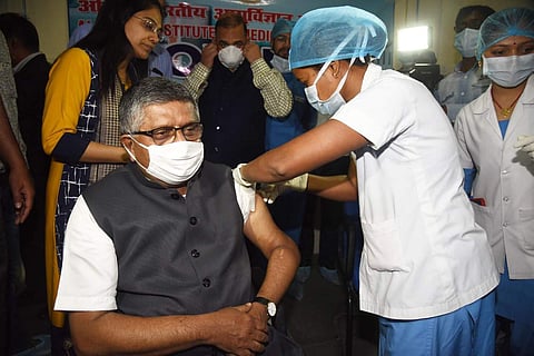 கரோனா தடுப்பூசி செலுத்திக் கொண்ட மத்திய அமைச்சர் ரவிசங்கர் பிரசாத்