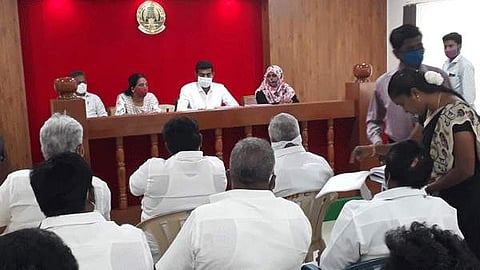 நாமக்கல் கோட்டாட்சியர் அலுவலகத்தில் சனிக்கிழமை நடைபெற்ற வேட்பு மனுக்கள் பரிசீலனை.