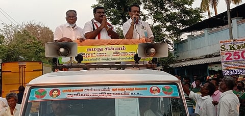 கட்டுமாவடி ஊராட்சி நடுக்கடையில் வாக்குச் சேகரித்த நாகை தொகுதி அதிமுக வேட்பாளா் தங்க.கதிரவன்.