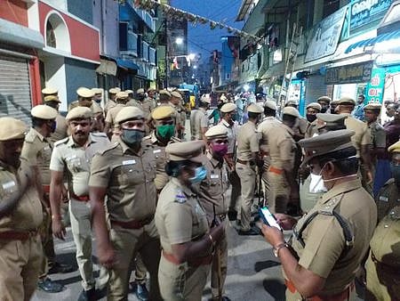 அதிமுகவினா் பிரசாரம் செய்யவிடாமல் தடுக்கப்பட்ட உறையூா் பாண்டமங்கலம் பகுதியில் குவிக்கப்பட்ட போலீஸாா்.