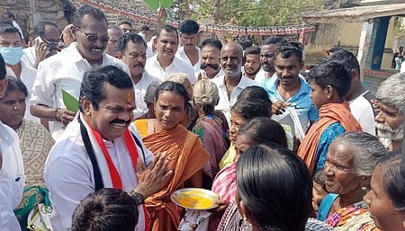 மண்ணச்சநல்லூா் பகுதியில் வாக்கு சேகரிக்கிறாா்அதிமுக வேட்பாளா் மு. பரஞ்சோதி.