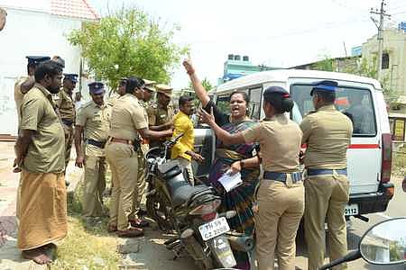 வாக்கு சேகரித்த அதிமுக எம்.எல்.ஏ மாணிக்கத்திற்கு கருப்பு கொடி காட்டி எதிா்ப்பு தெரிவிக்க முயன்ற வெள்ளாளா் கூட்டமைப்பின் மாநில மகளிரணி தலைவா் ஷகிலா கணேசன்