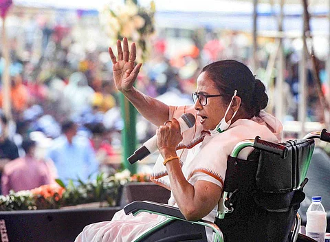 மேற்கு வங்கத்தில் தீவிர வாக்குச் சேகரிப்பில் ஈடுபட்டு வரும் திரிணமூல் காங்கிரஸ் தலைவரும், மேற்கு வங்க முதல்வருமான மம்தா பானர்ஜி.
